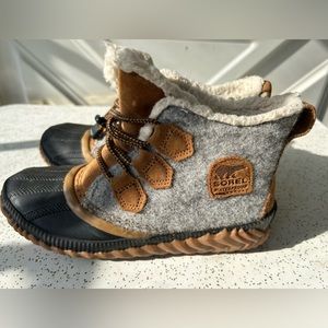 Size 3 Sorel out n about ankle boots